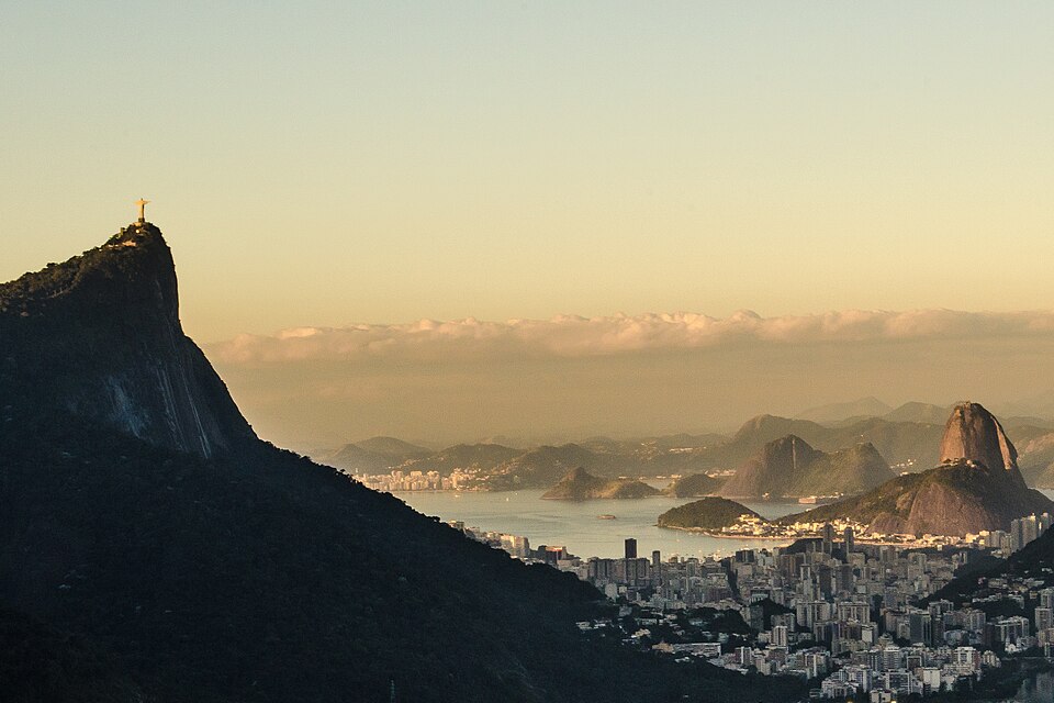 Cristo Redentor e paisagem do Rio de Janeiro ao pôr do sol